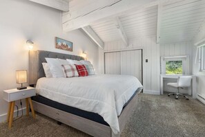 A bedroom with a bed, bedside table, lamp, and a desk with a chair. - Apres Ski House - Pet Friendly, Perfect for Couples, Small Families (Steamboat Springs)