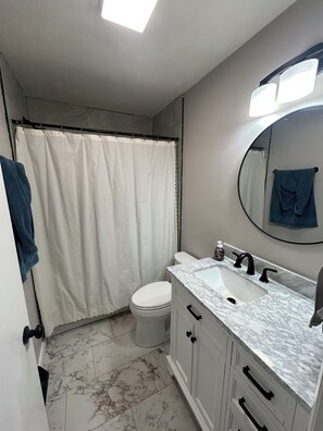 Sèche-cheveux, serviettes fournies, papier toilette