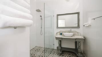 Dusche, Haartrockner, Handtücher, Seife