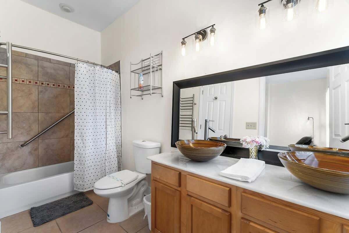 Un baño moderno con bañera, inodoro y tocador.