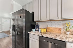 Interior - The Poolside Cottage -Wifi,Pool (Jacksonville)