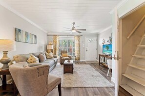 TV, offices - The Poolside Cottage -Wifi,Pool (Jacksonville)
