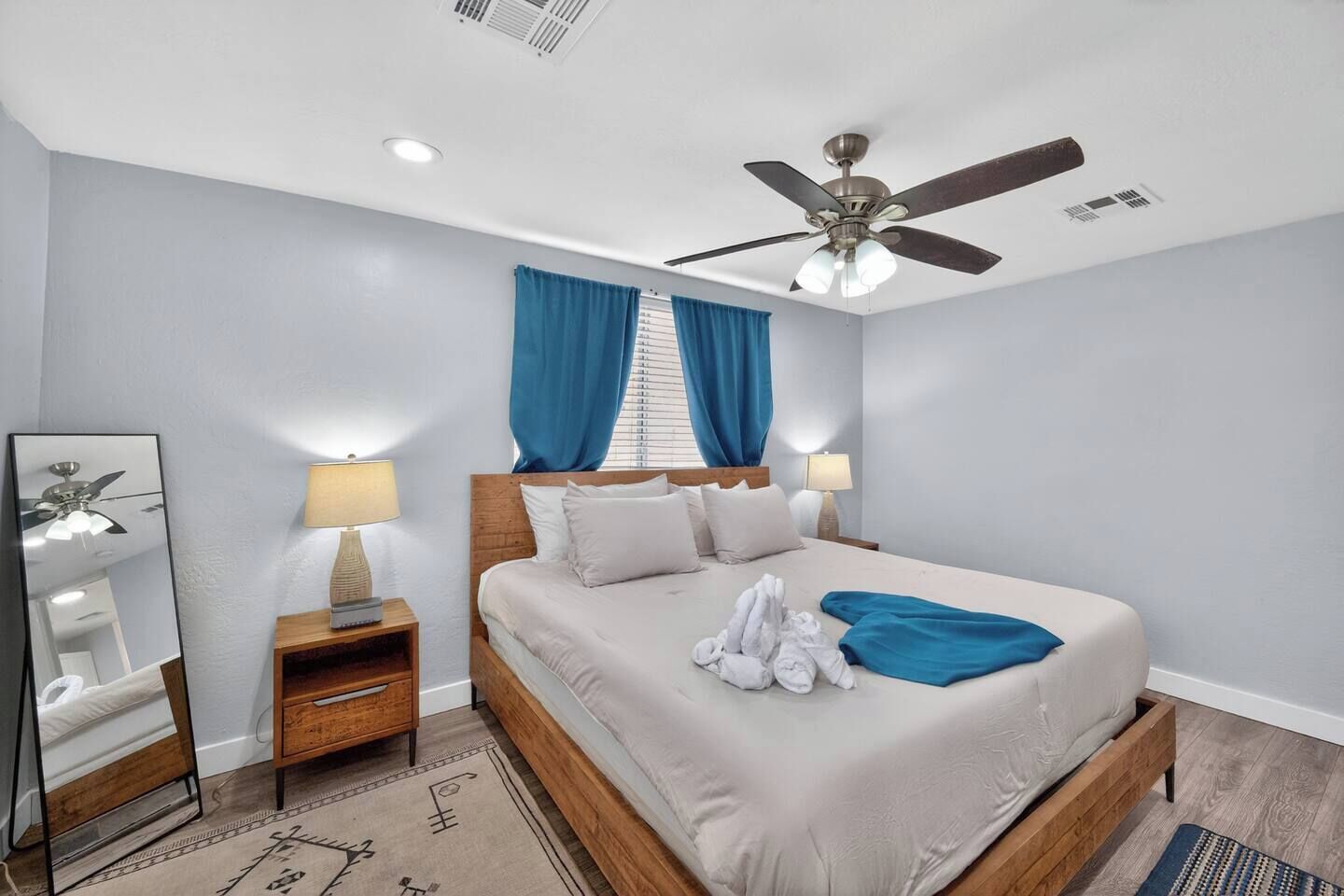 2 bedrooms, desk, iron/ironing board, WiFi