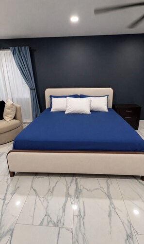 3 bedrooms, WiFi, bed sheets - Modern Retreat with Hot tub + Fence Yard (Oceanside)
