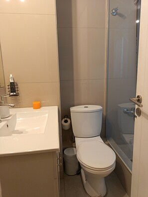 Ein Badezimmer mit Toilette, Waschbecken und Dusche.