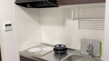 Cafetière/bouilloire, réfrigérateur, micro-ondes, plaque de cuisson