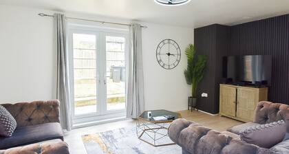 House Sleeps 7 with Parking