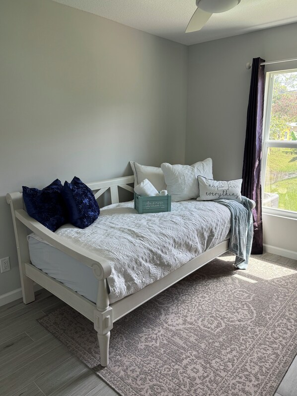 Room - New Modern 3 Bedrooms 2 Bathroom retreat in Stuart (Stuart)