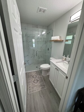Bathroom - New Modern 3 Bedrooms 2 Bathroom retreat in Stuart (Stuart)