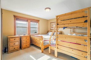 2 bedrooms, free WiFi, bed sheets - Big White luxury large premium, ski-in/out, 2 bedroom, den, and private hot tub! (Beaverdell)