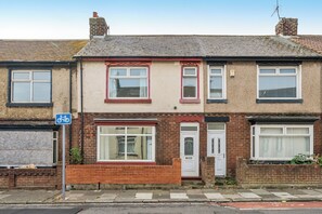 Unclassified image, 2 of 17, button - Cosy Hartlepool Home, Sleeps 5, Pet Friendly, WiFi (Hartlepool)