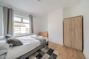 Unclassified image, 3 of 17, button - Cosy Hartlepool Home, Sleeps 5, Pet Friendly, WiFi (Hartlepool)