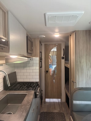Private kitchen - Charming 3-bed recreational vehicle with AC in Bigfork (Bigfork)