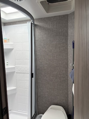 Bathroom - Charming 3-bed recreational vehicle with AC in Bigfork (Bigfork)