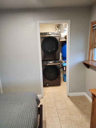 1 Bed 1 Bath cabin on Nemo rd. Full kitchen, BBQ, Fire Pit w/ free firewood