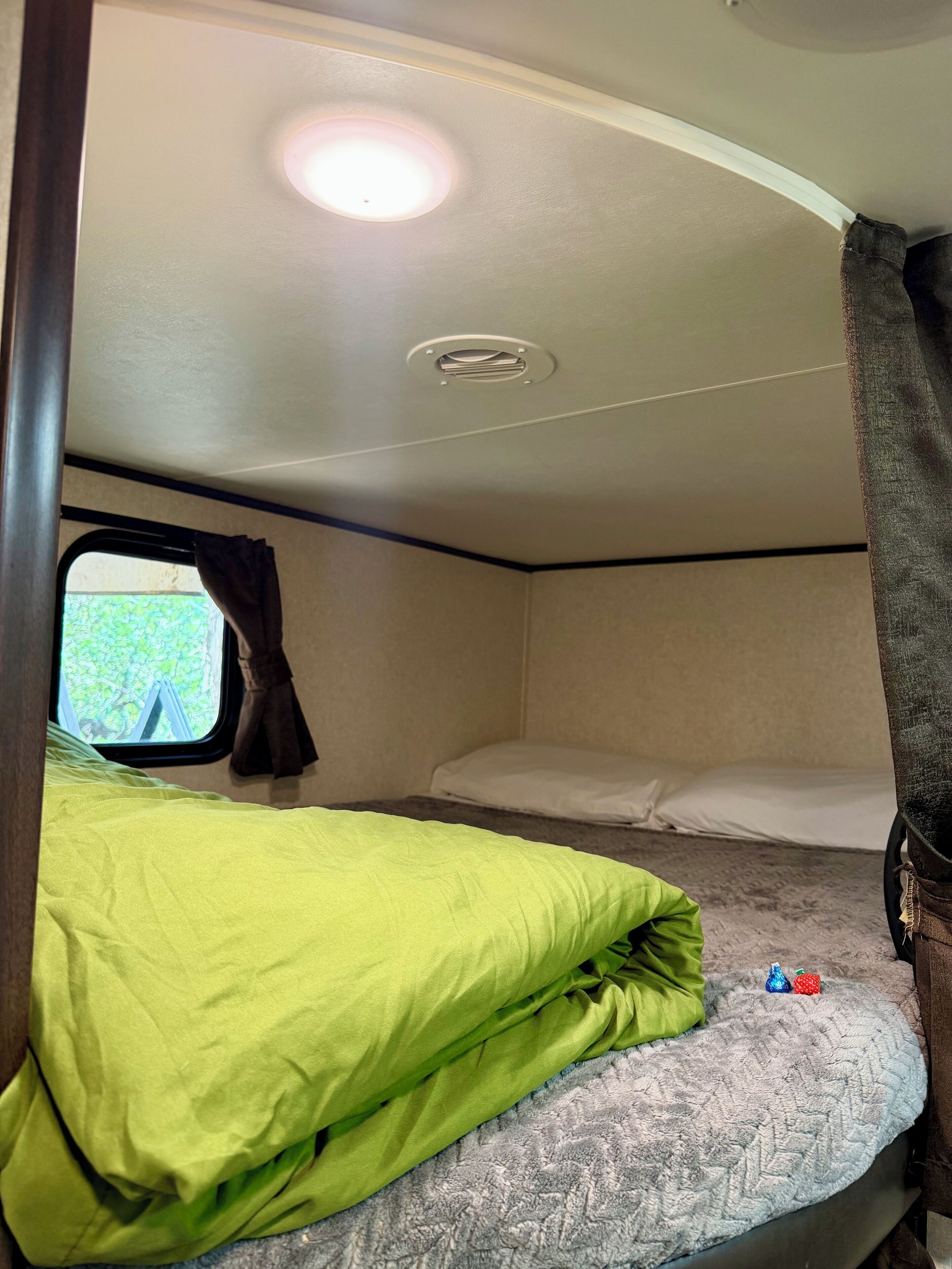 1 bedroom, bed sheets