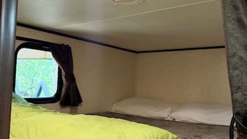 1 bedroom, bed sheets