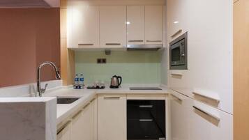 Suite, vistas a la ciudad | Cocina privada | Frigorífico y microondas