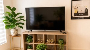 A living room with a flat-screen TV, wooden coffee table, and two sofas. - Beautiful & Central Cozy Home (Miami)