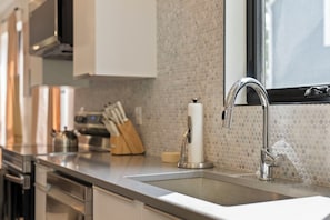 Cafetera y tetera, refrigerador, microondas y horno