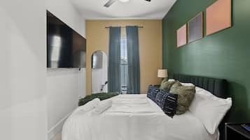 4 habitaciones, escritorio y tabla de planchar con plancha