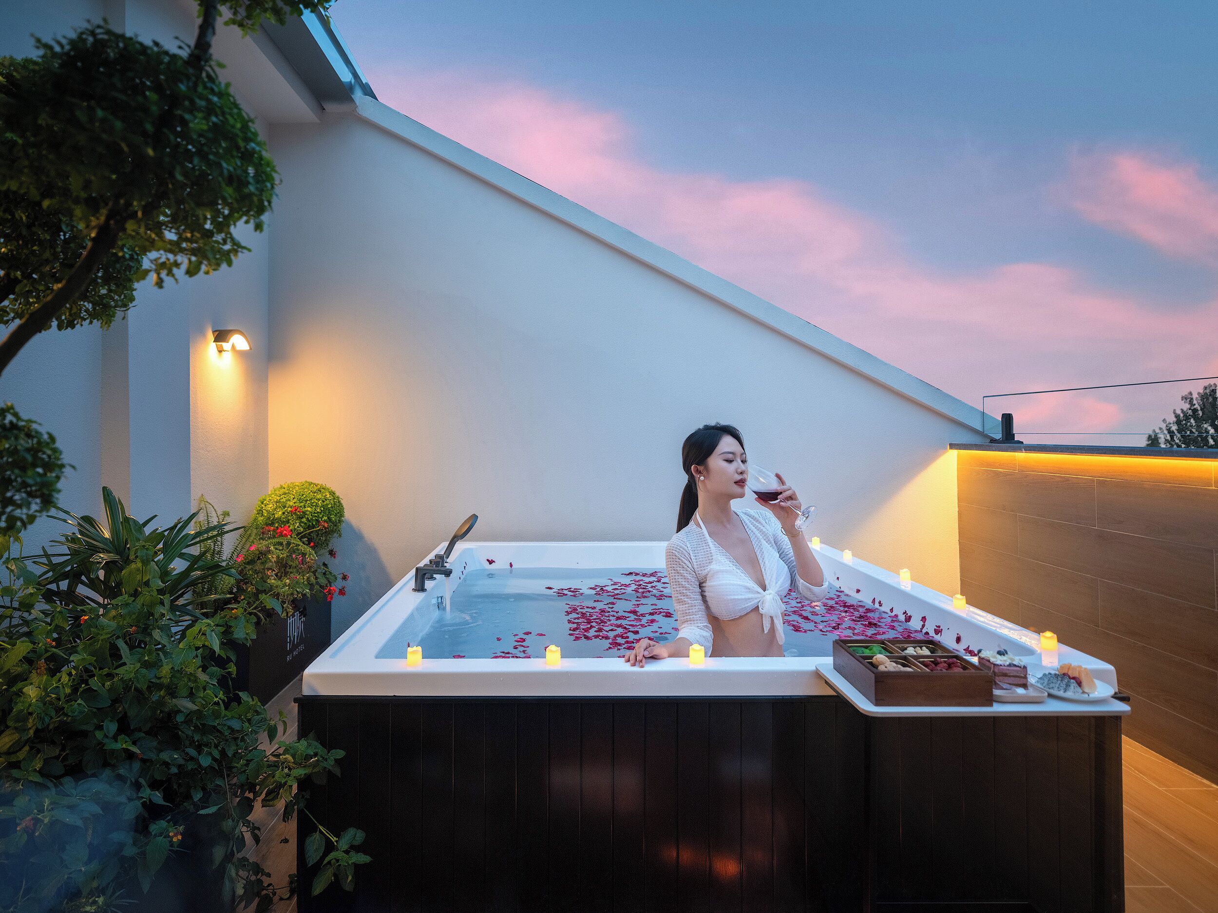 Quarto triplo superluxo, vista para a colina | Hidromassagem externa