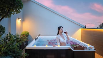 Quarto triplo superluxo, vista para a colina | Hidromassagem externa