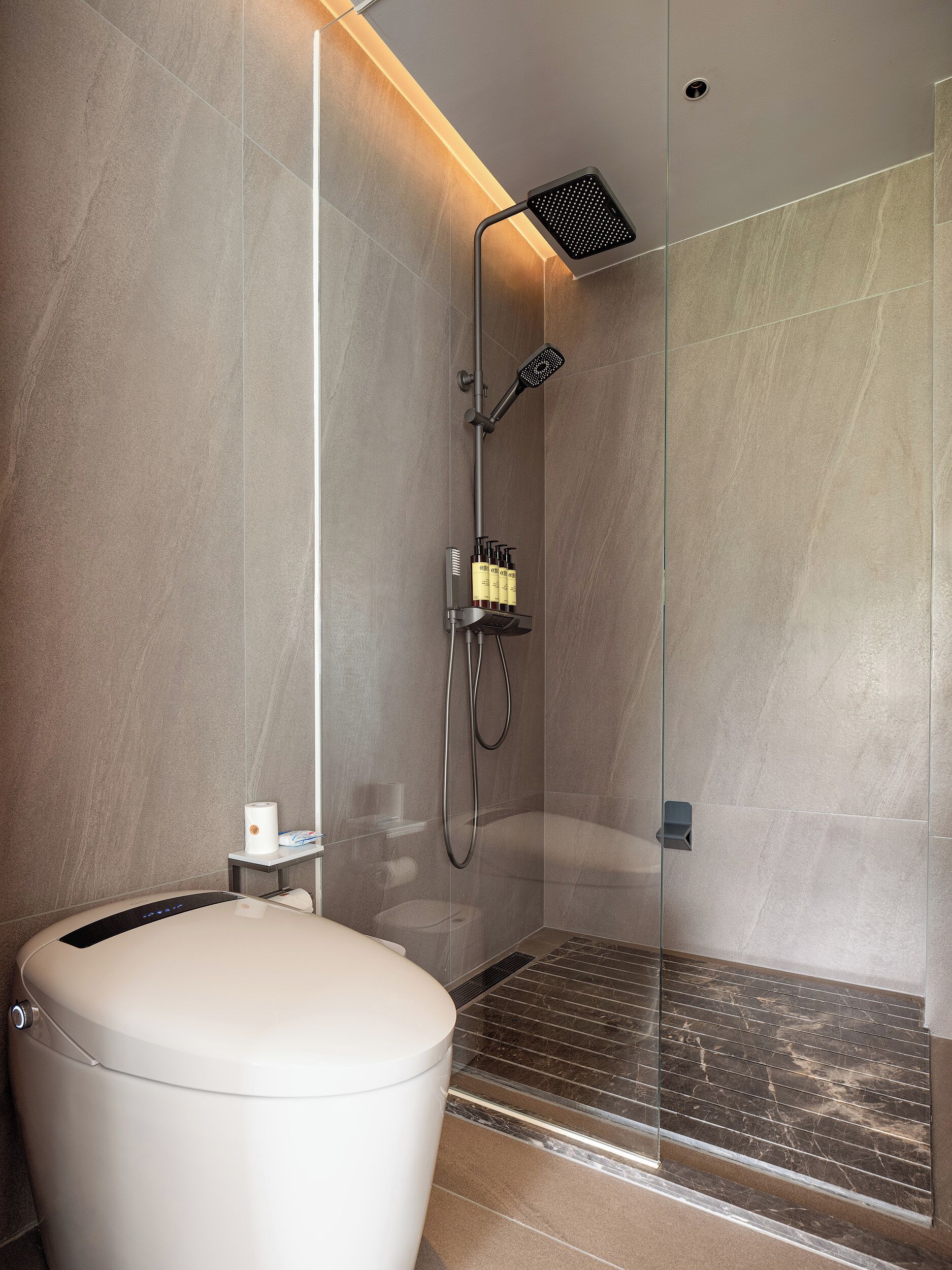 Quarto triplo superluxo, vista para a colina | Banheiro | Produtos de toalete grátis, secador de cabelo, chinelos 