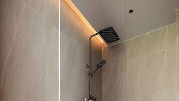 Quarto triplo superluxo, vista para a colina | Banheiro | Produtos de toalete grátis, secador de cabelo, chinelos