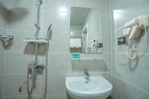 Regadera, amenidades de baño gratuitas, secadora de cabello, pantuflas 