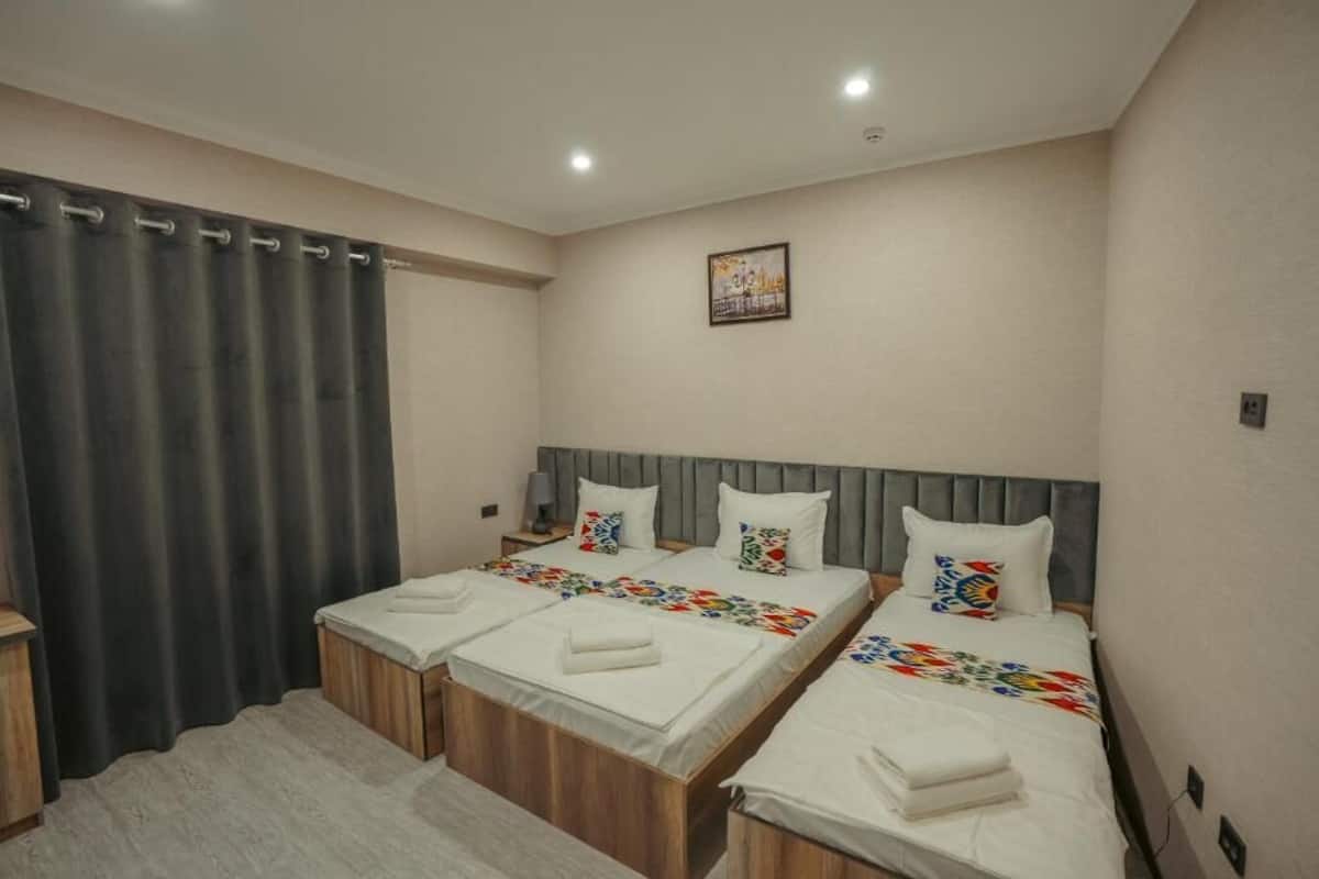 Habitación triple estándar, baño privado | Escritorio y espacio para trabajar con laptop 