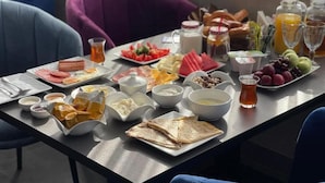 Un bufé de desayuno con diversas opciones de comida y bebidas.