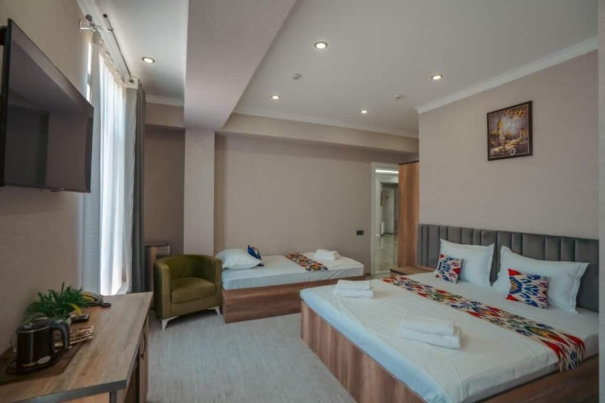 Habitación familiar, vista a la ciudad | Escritorio y espacio para trabajar con laptop 