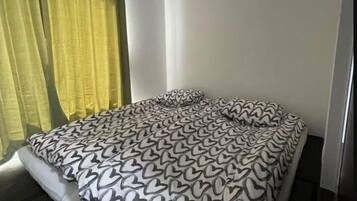 2 chambres, fer et planche à repasser, lit parapluie, Wi-Fi gratuit