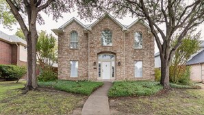 House - Spacious Home With Putting Green and Game Room (Carrollton)