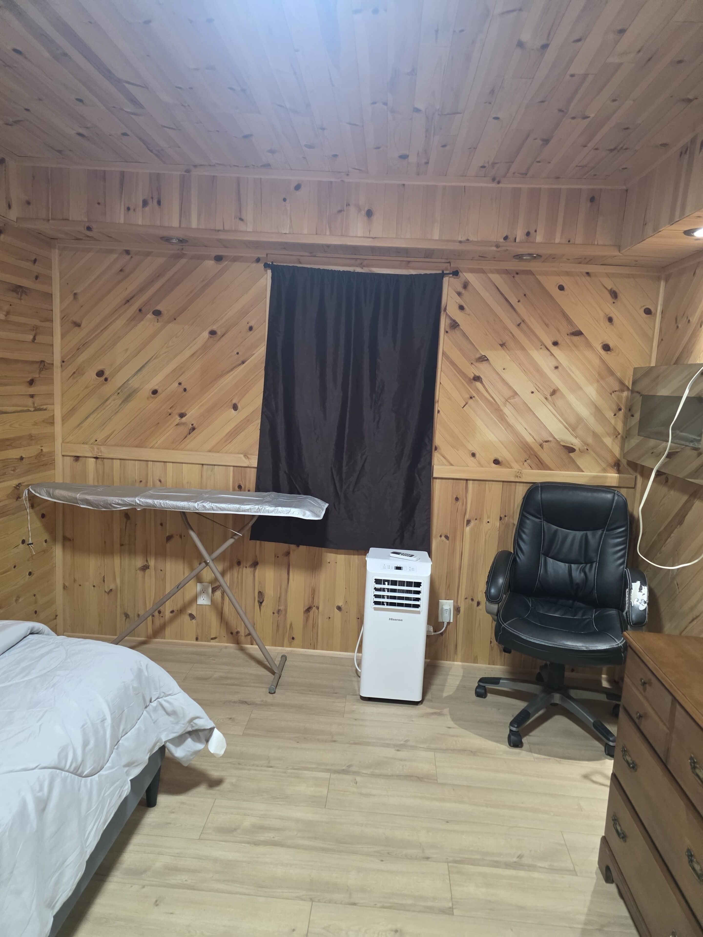 Iron/ironing board, internet, bed sheets