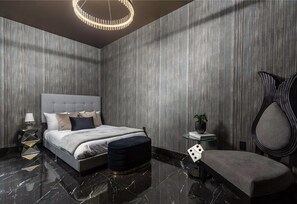 Ein modernes Schlafzimmer mit Bett, Nachttischen, einer Bank und einem einzigartigen Kunstwerk an der Wand.