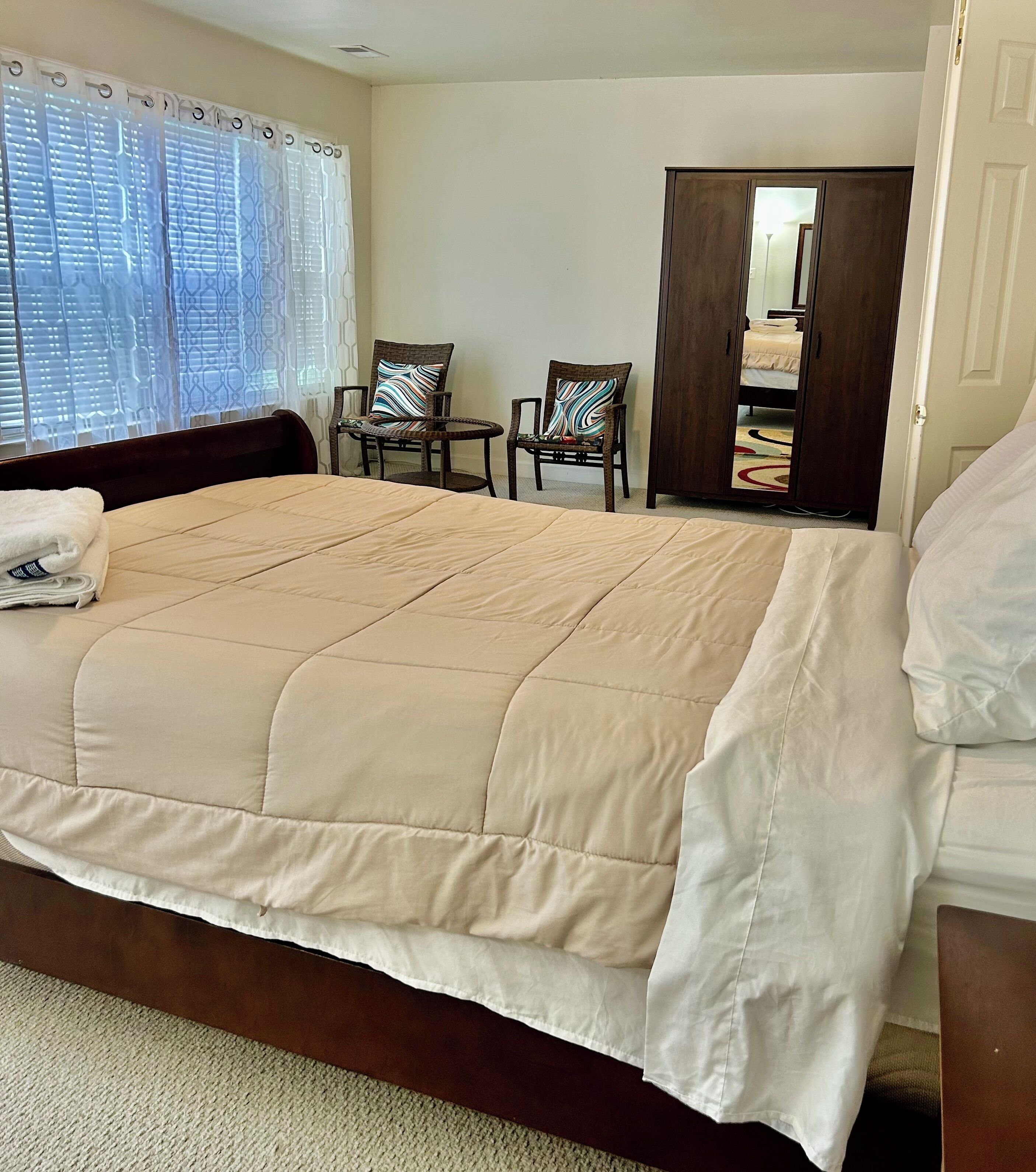 4 bedrooms, desk, iron/ironing board, WiFi (free)