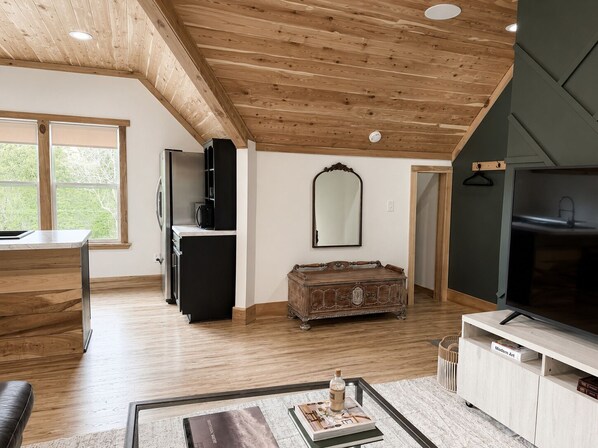 Living area - Charming Garage Loft In Thompson Station (Thompson's Station)