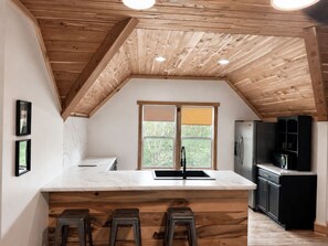 Private kitchen - Charming Garage Loft In Thompson Station (Thompson's Station)