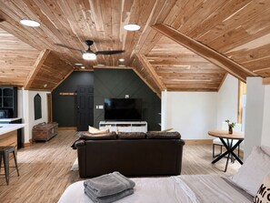 Room - Charming Garage Loft In Thompson Station (Thompson's Station)