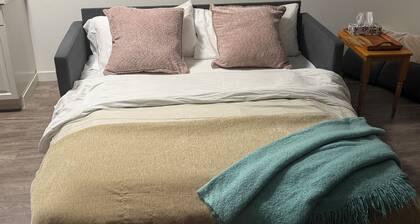 Beautiful 2-King Size Beds Accommodation in Brookswood Langley! Pet Friendly!