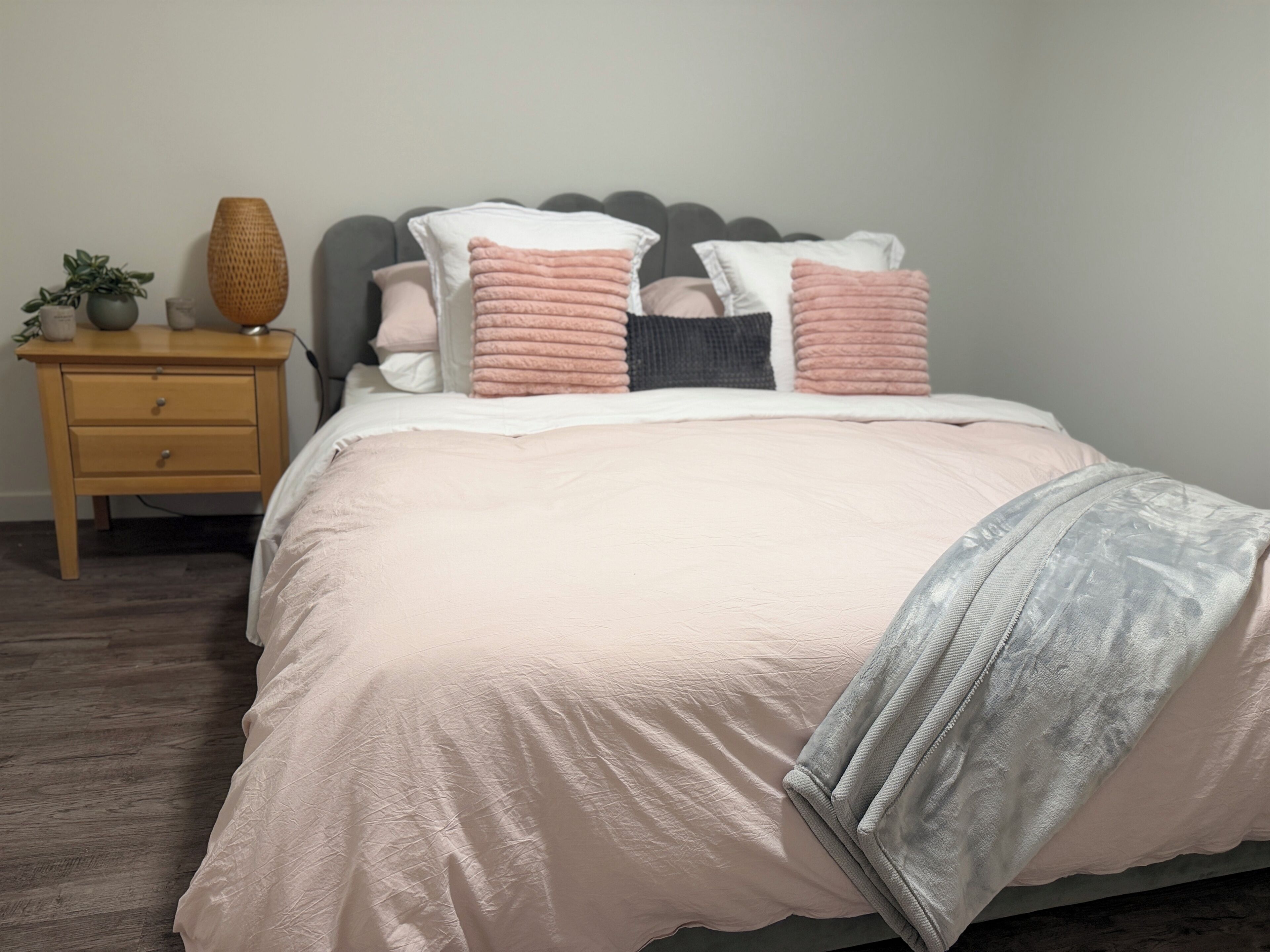 Iron/ironing board, bed sheets