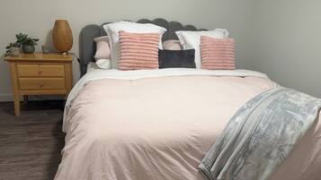 Iron/ironing board, bed sheets
