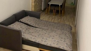 A compact room with a bed, a small desk, and a chair. - Comfortable and centrally located home in Odense (Odense)