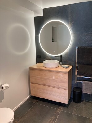 Dusche, Handtücher, Seife, Toilettenpapier