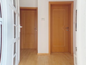 A hallway with wooden doors and a white wall. - Apartment Loza by Interhome (Novi Vinodolski)