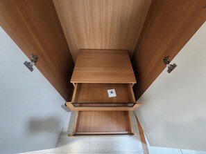Ein Holzkabinent mit Schublade und Ablagefläche.