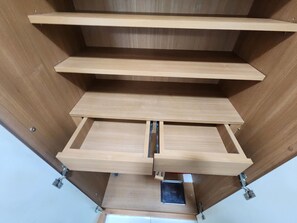 Un interior de madera con estanterías y cajones empotrados.
