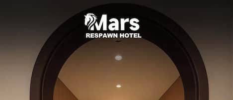 Un vestiaire pour hommes de l’hôtel Mars ReSpawn, doté d’une entrée incurvée et de nombreux casiers.